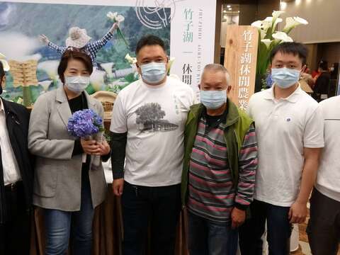 向黃副市長介紹竹子湖休閒農業區