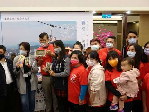 向黃副市長介紹貓空休閒農業區