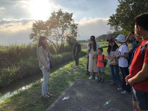 戶外活動下午前往關渡自然中心，由顏逸軒、陳思伃兩位專業講師帶領介紹濕地在