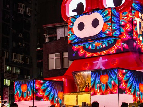 2019台北燈節主燈DJ RayRay從豬寶盒中緩緩現身,帶給現場民眾一場炫目華麗的主燈秀。
