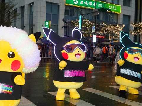 2020台北燈節轉洞台北大遊行最具人氣明星皮卡丘,由首次以爆炸頭造型並會發光特別版的