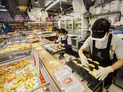 盧記魚丸店同仁們正加緊趕工現做各種口味蛋餃
