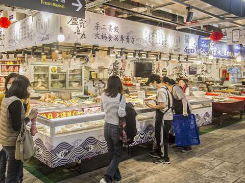 盧記魚丸店在南門中繼市場內整潔明亮的攤位