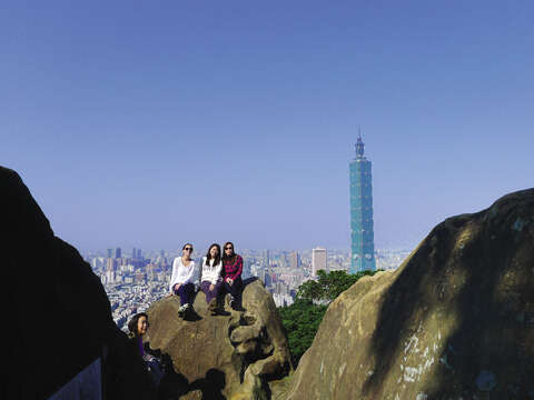 六巨石展望台は四獣山の1つである象山の山頂にあり、多くの人が写真撮影に訪れる人気 のスポットです。