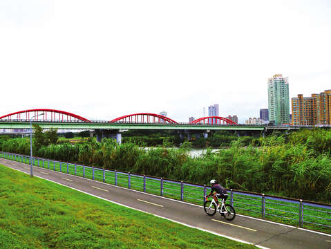 台北の河浜公園にあるサイクリングロードは一般道から離れた場所に設置されているので 安全にサイクリングが楽しめます。