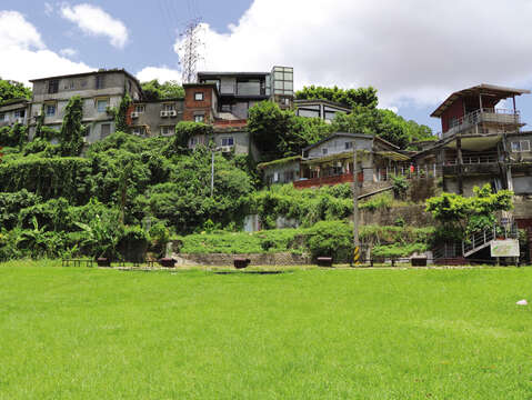 宝蔵巌はもともと軍人たちが生活していた村ですが、現在では当時の様子を残したアート スペースとして再利用されています。