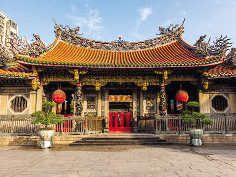 龍山寺は台北のパワースポットというだけでなく、台湾の宗教文化が学べる素晴らしい場所です。(写真 / GoranQ)