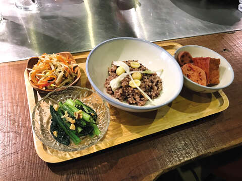 西門町にある小小蔬房では、地元の農家やブランドから仕入れた食材で作ったベジタリアン向けの料理を提供しています。