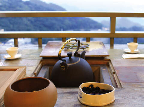 Make a cup of tea at a Maokong tea house and enjoy a moment of peace and tranquility. (Photo/MyTaiwanTour)