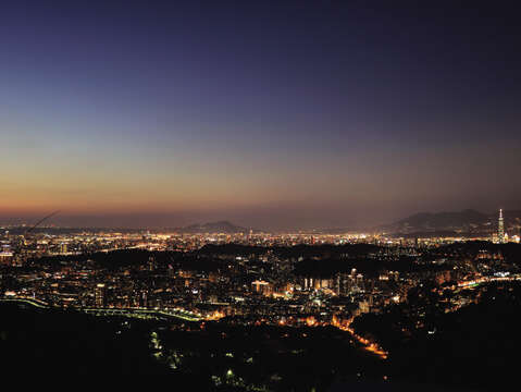 The night view of Taipei 101 and the city skyline as seen from Maokong. (Photo/sky912745)