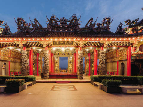 300年を超える歴史を持つ碧山巌開漳聖王廟は、現地の宗教の中心であるだけでなく、建築様式の美しさが楽しめる場所です。
