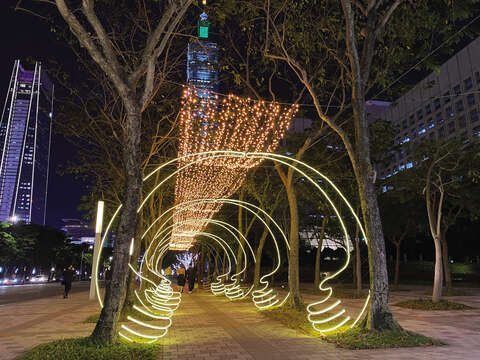 Taipei City Government sets up seven art and lighting installations to celebrate the new year.