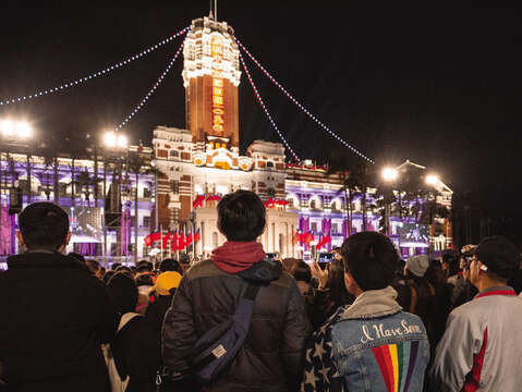 毎年の元日には多くの人が総統府前に集まり、国旗掲揚などの演目を観賞します。(写真 / 総統府)