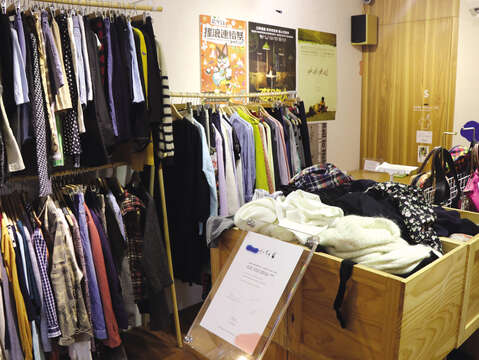 Little Sparrow Shop collects many vintage items featuring Japanese designs, giving treasure hunters countless choices among the piles of clothes. (Photo/Taiwan Scene)
