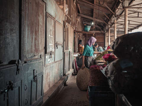 Buying fairtrade certified products guarantees safe working conditions and fair wages in the supply chains. (Photo/Wahyu Setiawan)