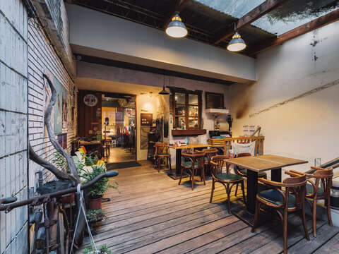 Certified by the Fairtrade Labeling Organization, Café Müller handles its coffee beans from selecting, to cooking, to serving in their cozy space.