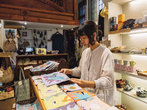 With all kinds of clothes, scarves, and fabric handcrafts in stock, Earth Tree’s products showcase outfits that can be ethical and fashionable at the same time.