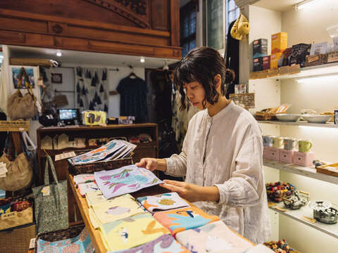 地球樹では各種衣類やスカーフなどの手芸品といった 幅広い製品を取り扱うことで、美しいデザインとフェアトレードが両立できることを体現しています。