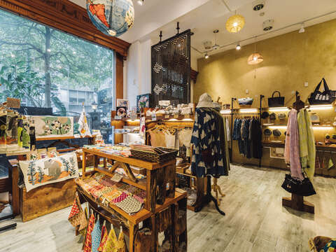 地球樹では各種衣類やスカーフなどの手芸品といった 幅広い製品を取り扱うことで、美しいデザインとフェアトレードが両立できることを体現しています。