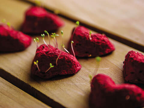 The 3D seed paper balls are highly popular due to their changeable and creative shapes. (Photo/Woopapers)
