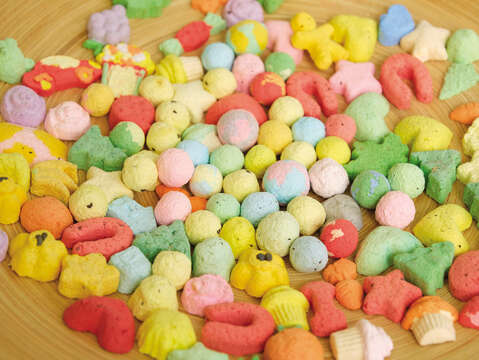 After drying at a low temperature, the recycled pulp turns into colorful different shaped seed paper balls that are favorites with customers.