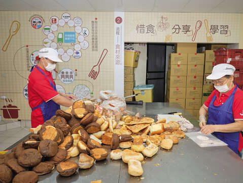 Embracing the concept of food sustainability, staff and volunteers at Nanjichang Happy Food Bank believe that people can reduce food waste by recycling and sorting still edible food and redistributing it to people in need.