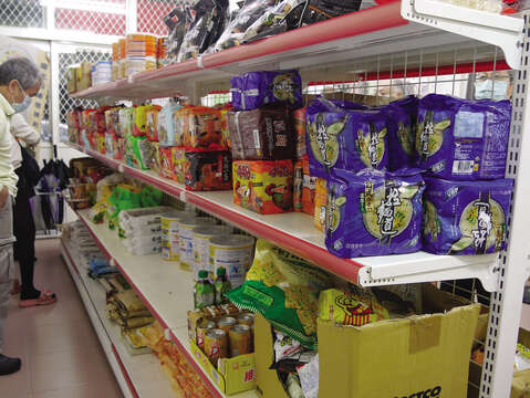 All the packaged foods that were close to their expiration dates were thrown out by supermarkets, but are now put on the shelves at the food banks in Nanjichang. (Photo/Taiwan Scene)