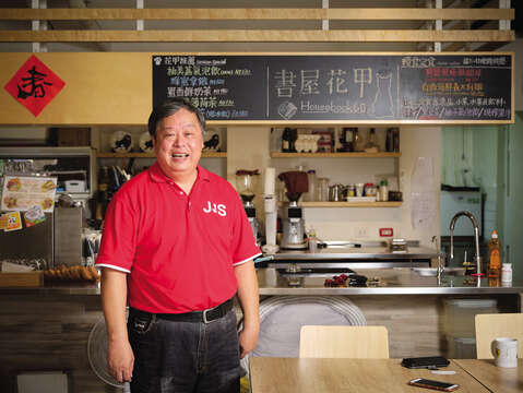 Fang Hesheng, who has been providing services in the Nanjichang neighborhood for more than 20 years, dedicates to reducing food waste through community food sharing, setting up food banks and establishing a café using sustainable food.