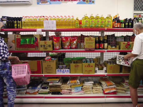 Registered members can pick up what they need at local food banks with their “points”. (Photo/Taiwan Scene)