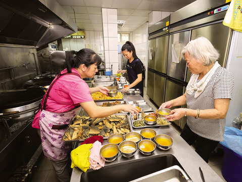 Volunteers cooked with donated food and the products off the shelves from supermarkets to provide different dishes everyday.