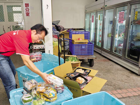 Fang’s team collects and sorts out the food off the shelve from the collaborated supermarkets each day.