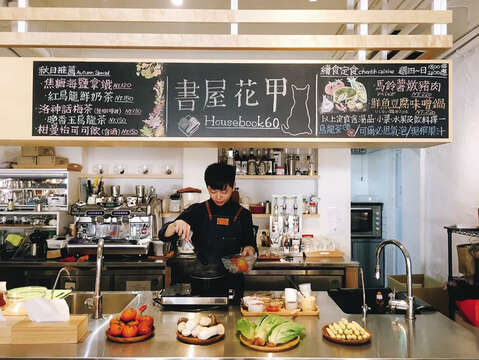 書屋花甲は若者向けのコーヒー教室を開くだけでなく、台北初のサスティナブル・フードで作った料理を提供するカフェです。