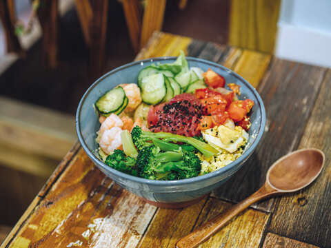 Whether you prefer shrimp, cucumbers, tomatoes, or eggs, the topping at Yu Poké is always completely customizable.