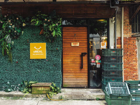 The exterior and interior of uMeal also match their natural motif, accenting the space with vines and wooden furniture.