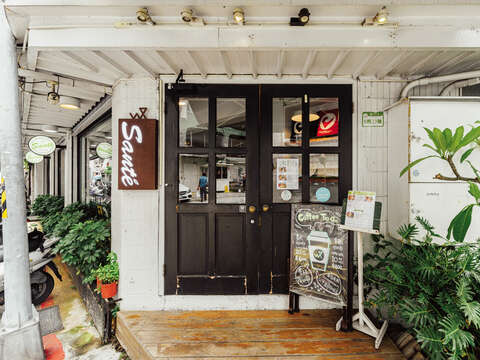 鉄人伙房の店内は明るく開放的なので、リラックスした気分で食事が楽しめます。