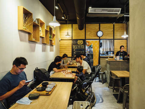 優膳糧の店舗は料理と同じく「自然」をテーマとした壁面緑化や木製の家具を中心としたデザインとなっています。