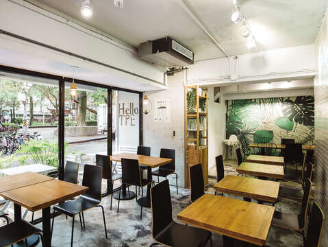 Ooh Cha Cha’s branch near MRT Technology Building Station has both indoor and outdoor spaces for guests to enjoy a meal.