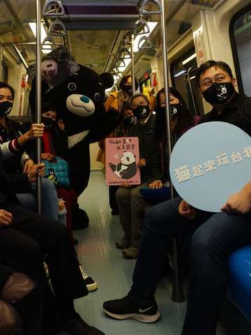 搭著彩繪列車順遊文湖線周邊景點。
