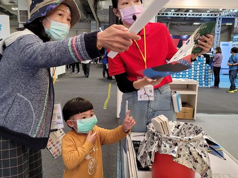 工作人員與現場民眾進行趣味小遊戲