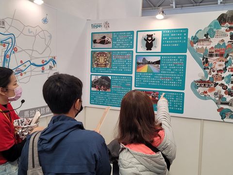 現場民眾透過背板尋找趣味小遊戲解答