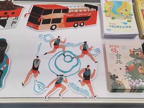 觀傳局在攤位上提供了自行車遊臺北、臺北美食及景點地圖等觀光指南文宣，歡迎前來索取