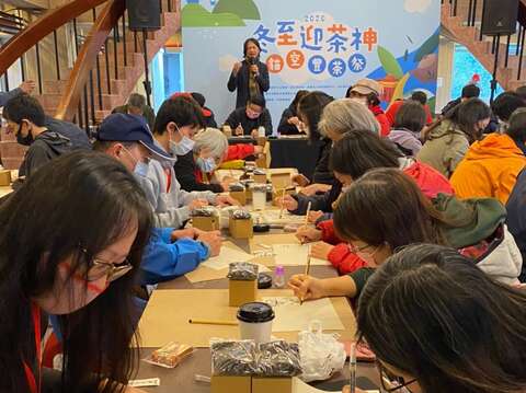 參與活動民眾於現場體驗封茶，專注寫下對自己的感謝與期許