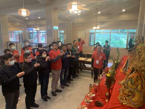 參與活動貴賓於茶郊媽祖安座後進行團拜