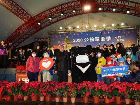 公館聖誕季-與熊讚合影_劉佳雯攝_自來水園區