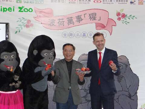 今年底剛開放波蘭蘋果輸臺，希望波蘭蘋果能為金剛猩猩及臺灣賜福，也祝福臺灣民眾平安、長壽、順利