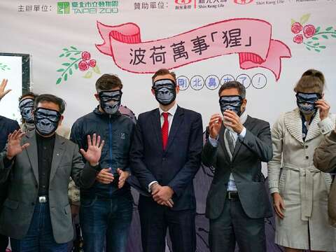 詼諧逗趣的互動方式，引得現場民眾哈哈大笑，活動也在溫馨歡樂的氛圍中順利完成