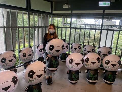 與充氣貓熊玩偶一起拍照