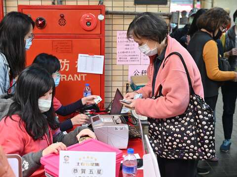 民眾搶購買菜金
