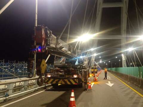 麥帥二橋鋼構油漆防蝕塗裝改善工程施工中照片-移動式吊車