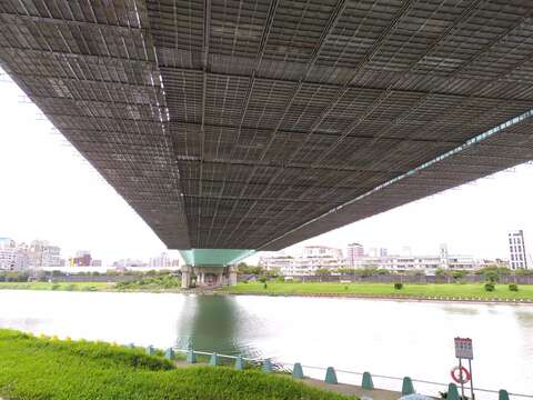 麥帥二橋鋼構油漆防蝕塗裝改善工程施工中照片-懸吊式施工架